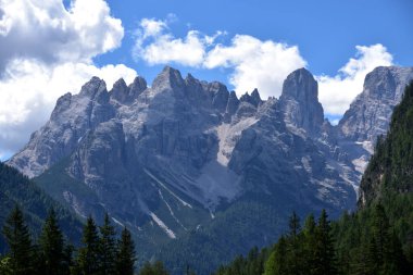 Cristallino di Misurina ve Cristallo grubunun Piz Popena ve eyerle görüntüsü