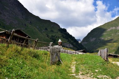 1730 metre yüksekliğindeki Malga Fana Valles Vadisi 'nin dibinde küçük bir ibadethane eksikliği olmayan bir kulübe kümesidir.