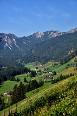 Braies Vadisi 'nin üst kısmında arka planda Spitzkofel dağı olan San Vito köyü var.