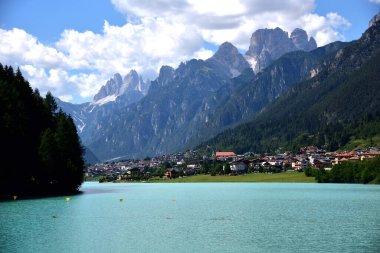 Santa Caterina Gölü kıyısındaki Auronzo di Cadore köyü deniz seviyesinden 864 metre yüksekte Dolomitler ve Tre Cime di Lavaredo 'nun muhteşem manzarasıyla süslenmiştir.