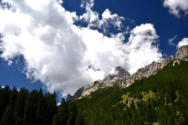 Parte Das Montanhas Que Rodeiam Lago Misurina Cima Bastioni Pouco — Fotografia de Stock