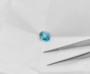 Beyaz Kağıt Arkaplanda Oval Mavi Gemstone Zirkon