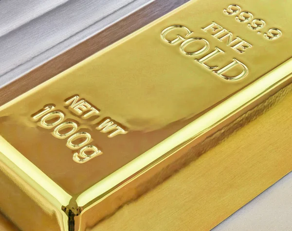 Altın Çubuk Yakından Görüntü. Güzel Altın 1000g Ingot Makro Fotoğraf. 