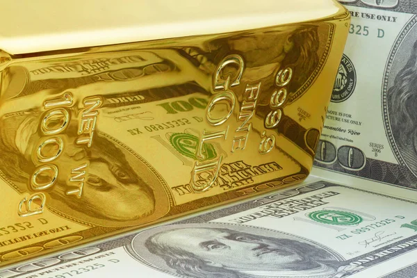 Dollar Bill Reflection 'lı Gold Bar. Sahne malzemesi, kağıt para ve altın. Finans Temalı Fotoğraf. 