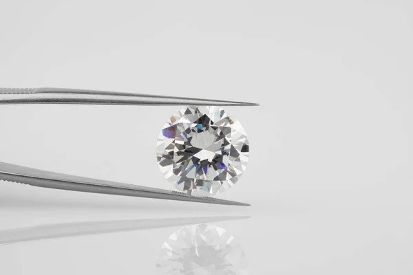 Big Diamond Tweezers Close Foto Grijze Achtergrond — Stockfoto