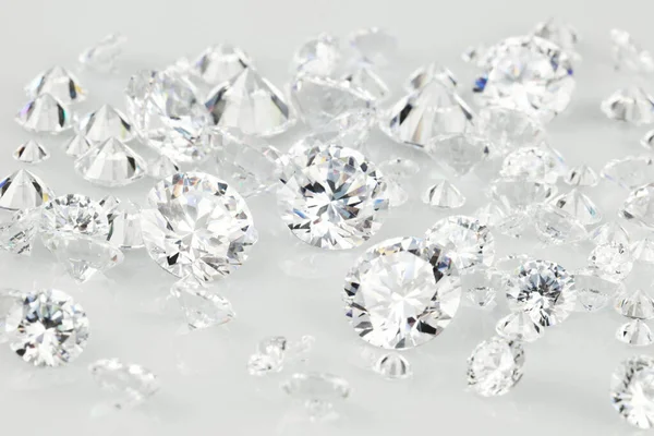 Gesorteerde Losse Diamanten Gepolijste Diamanten Reflecterende Achtergrond — Stockfoto