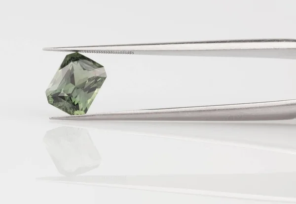 Green Sapphire Gemstone Tweezers — Stok Foto