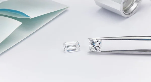 Emerald Cut Princess Cut Diamond Vergelijking — Stockfoto