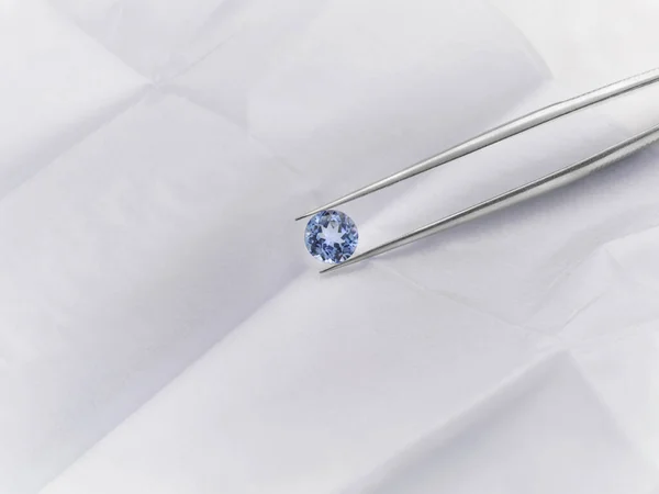 Loose Tanzanite Gemstone White Gemstone Parcel Paper Held Pair Tweezers — Stock Fotó