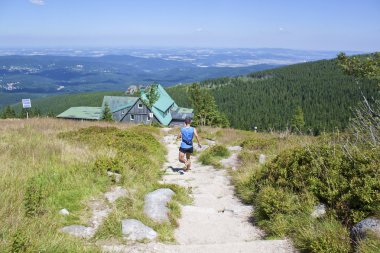 karkonosze içinde dağ yolu