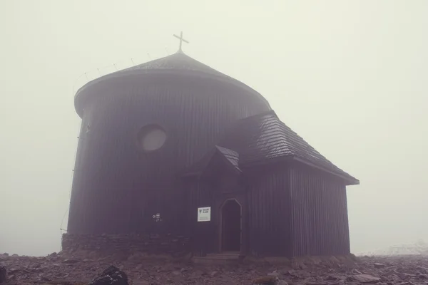 Capela de St. Wawrzyniec no topo da Montanha Sniezka — Fotografia de Stock