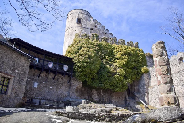 Medeltida slott chojnik i Polen Stockbild