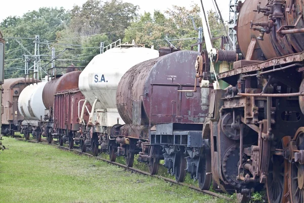 Verlaten oude treinwagons op station — Stockfoto