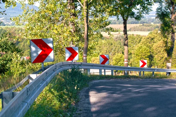 Strada di montagna curva con cartelli stradali — Foto Stock