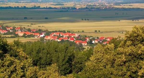 Красиве село влітку — стокове фото