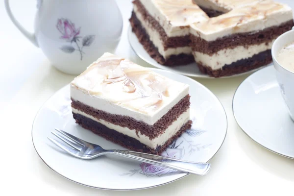 Chocolate saboroso e bolo de cappucino — Fotografia de Stock