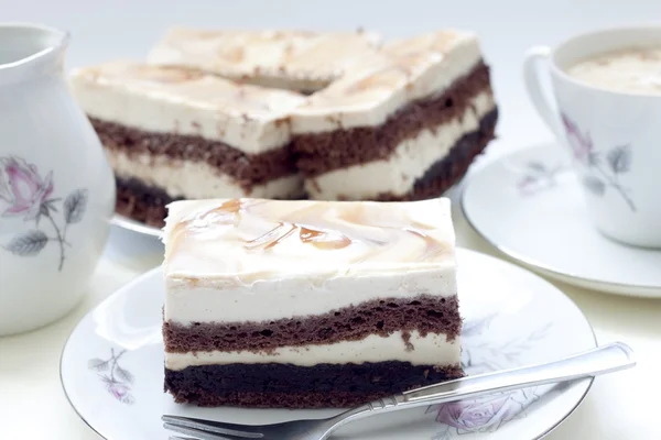 Sabroso pastel de chocolate y capuchino — Foto de Stock