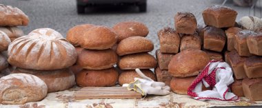 Ahşap Masadaki Fırın Ekmeği