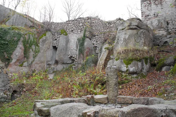 Middelalderslottet Bolczow ruiner i skog, Polen – stockfoto