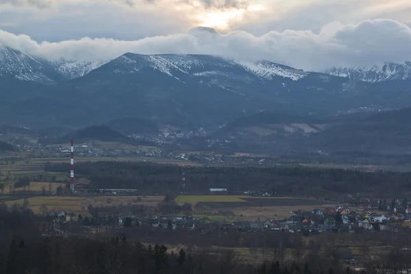 Invierno montaña paisaje al atardecer —  Fotos de Stock