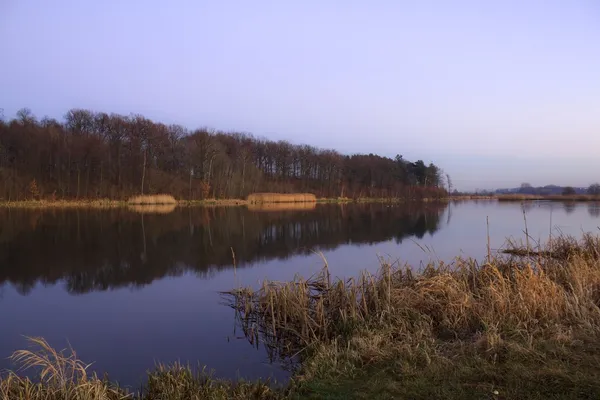湖と冷ややかな朝の風景 — ストック写真