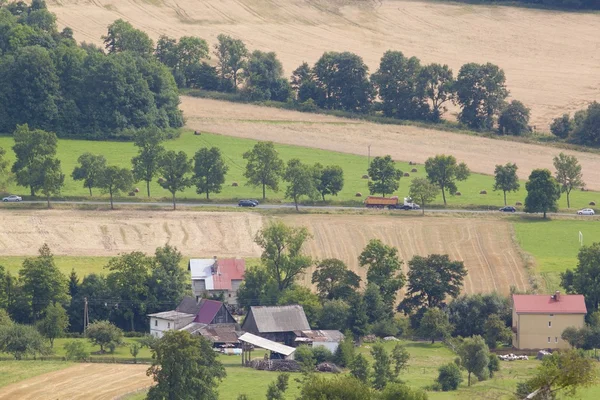 Paisaje rural de verano con campo y heno —  Fotos de Stock