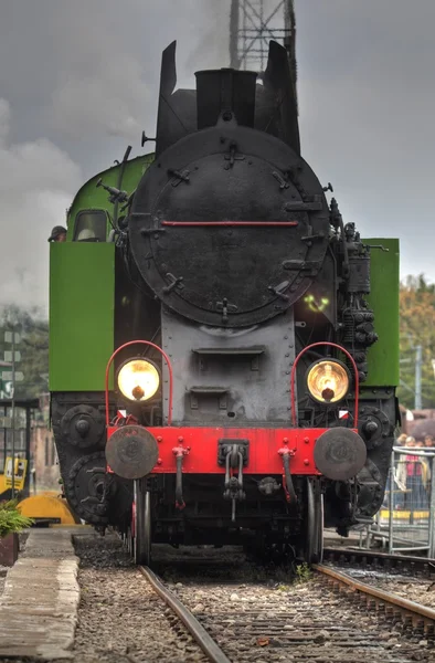 Rocznik steam czarny zasilany pociąg kolei — Zdjęcie stockowe