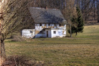 terk edilmiş ahşap ev 