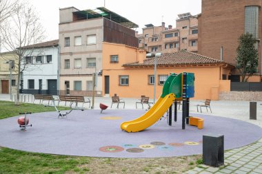 Barcelona, Mollet del Valles 'in şehir merkezinde renkli bir oyun alanı. Çocuklarım yok. Farklı oyun alanlarıyla.