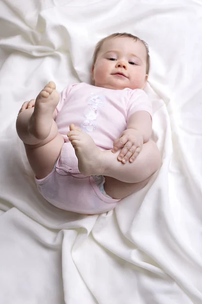 Baby glimlachen naar de camera — Stockfoto