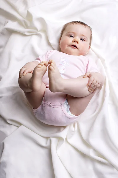 Baby glimlachen naar de camera — Stockfoto