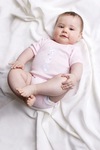 Baby glimlachen naar de camera — Stockfoto