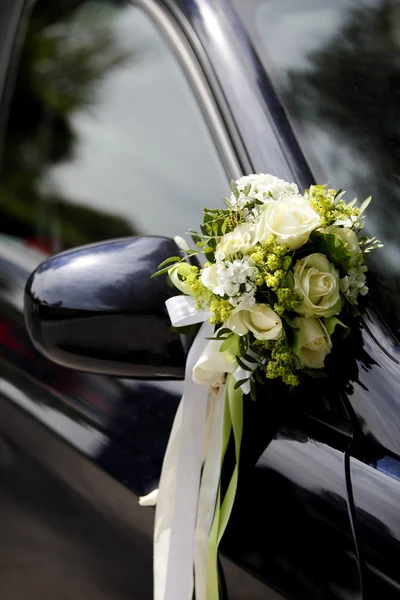 Florale decoratie op de auto — Stockfoto