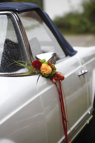 Florale decoratie op de auto — Stockfoto