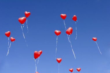 Balon kalpler gökyüzünde