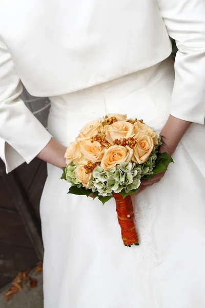 Braut mit Rosenstrauß — Stockfoto
