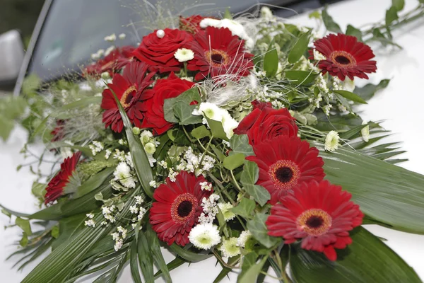 Kwiat dekoracji ślub samochód czerwone róże — Zdjęcie stockowe