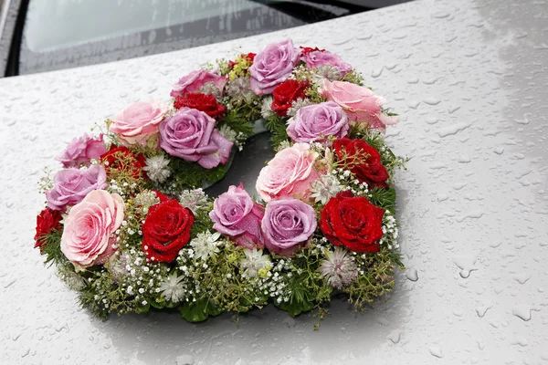 Blumenschmuck Hochzeitsauto im Regen — Stockfoto