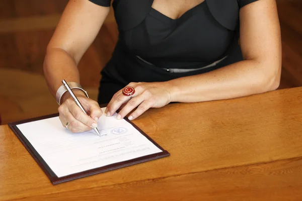 Mariée signant le contrat de mariage — Photo