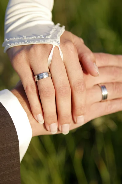 Mani di una sposa e sposo — Foto Stock