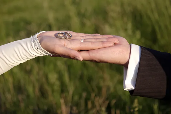 Hände eines Brautpaares — Stockfoto