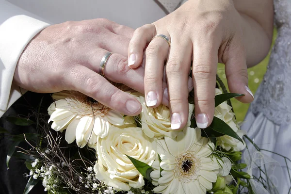 Wedding rings with bouquet — Stock Photo, Image