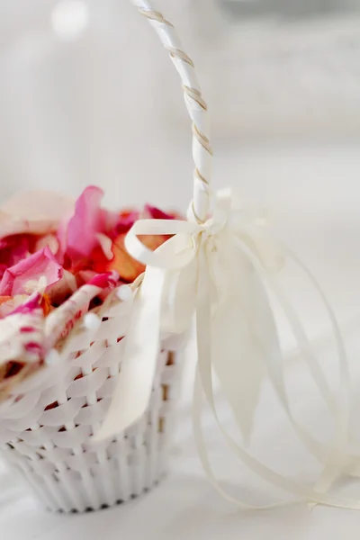 Cesta de flores con pétalos de rosa —  Fotos de Stock