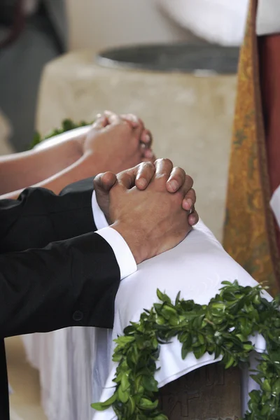 Bruid en bruidegom bidt — Stockfoto