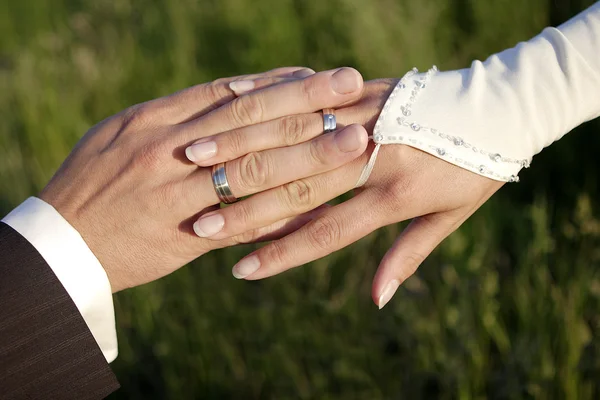 Mains de mariée et marié — Photo