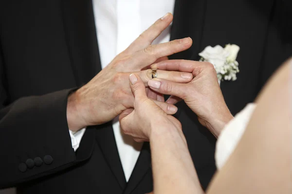 Bride puts wedding ring on groom — Stock Photo, Image