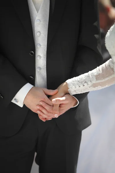 Bride and groom hands — Stock Photo, Image