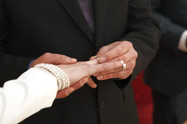 Recién casados en la iglesia — Foto de Stock