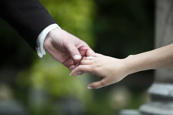 Mains d'une mariée et d'un marié — Photo