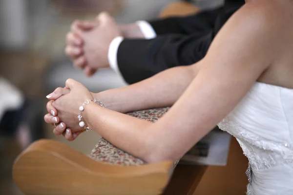 Молящиеся невеста и жених — стоковое фото